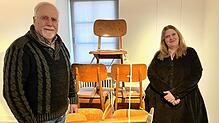 Kuratorin Ariane Faller und Förderkreisvorsitzender Joachim Seidel vor der Skulptur „Schule“ aus der aktuellen Ausstellung „Stromschnellen“.