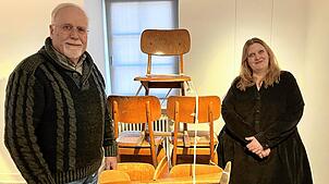 Kuratorin Ariane Faller und Förderkreisvorsitzender Joachim Seidel vor der Skulptur „Schule“ aus der aktuellen Ausstellung „Stromschnellen“.