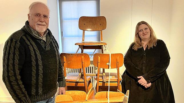 Kuratorin Ariane Faller und Förderkreisvorsitzender Joachim Seidel vor der Skulptur „Schule“ aus der aktuellen Ausstellung „Stromschnellen“.
