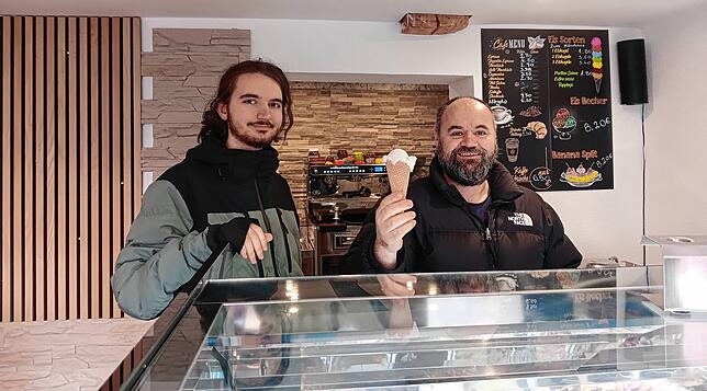 Adni (links) und sein Vater Djevdet Salija führen seit drei Jahren gemeinsam das Eiscafé Paradiso. Neben leckerem Eis bieten sie auch ...