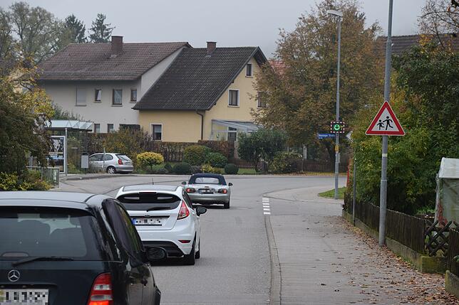 Die Tempoanzeigetafel zwischen Kindergarten und Bushaltestelle in der Nenzinger Straße in Orsingen (hinten rechts) zeigt hier gerade ...