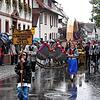 Bei strömendem Regen ziehen 17 Landjugendgruppen und mehrere Musikkapellen beim großen Umzug anlässlich des Kreiserntedankfests im Jahr ...