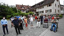Der Ortschaftsrat und viele Bürger wehren sich: Das Wohnhaus rechts hinter ihnen soll abgerissen werden und einem Studentenwohnheim ...