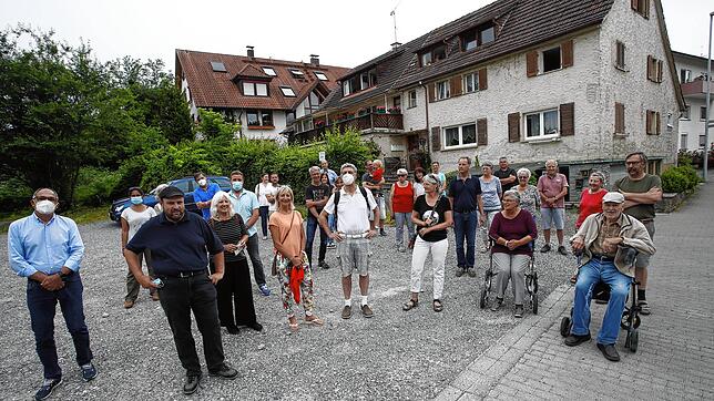 Der Ortschaftsrat und viele Bürger wehren sich: Das Wohnhaus rechts hinter ihnen soll abgerissen werden und einem Studentenwohnheim ...