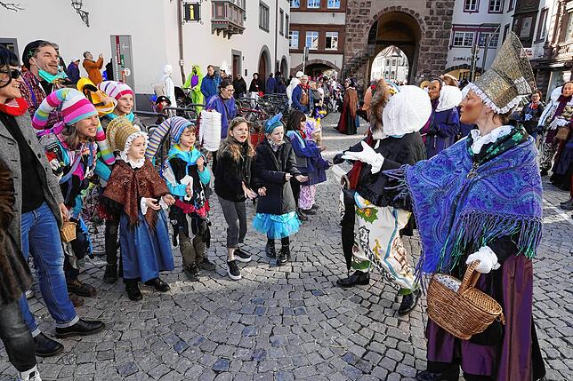 Bild 5: Zuschauer stehen Spalier: Maschgerelauf in der Rietstraße