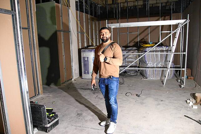 Geschäftsführer Akam Jarda auf der Baustelle. In diesen Räumen im Obergeschoss des City-Rondells wird das Fitness-Center eingerichtet.