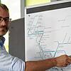 Horst Schauerte, Bereichsleiter Mobilität beim Stadtwerk am See, deutet mit einem Bus-Modell auf den neuen Fahrplan Friedrichshafens. Es ...