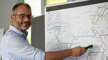 Horst Schauerte, Bereichsleiter Mobilität beim Stadtwerk am See, deutet mit einem Bus-Modell auf den neuen Fahrplan Friedrichshafens. Es ...