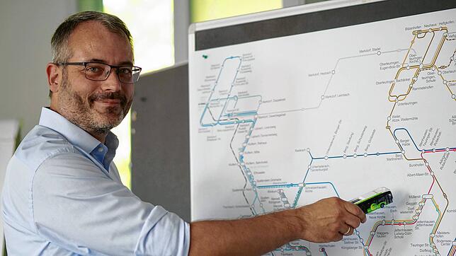 Horst Schauerte, Bereichsleiter Mobilität beim Stadtwerk am See, deutet mit einem Bus-Modell auf den neuen Fahrplan Friedrichshafens. Es ...