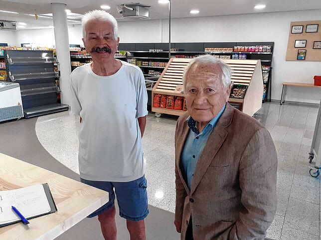 Die Heiligenberger Senioren Erwin Sauter (links) und Wolfgang Bohle studieren das Sortiment.