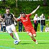 Moritz Eckert (VfR Stockach, links) im Zweikampf mit Batuhan Bak (FC Pfaffenweiler).