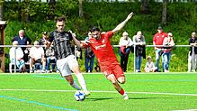 Moritz Eckert (VfR Stockach, links) im Zweikampf mit Batuhan Bak (FC Pfaffenweiler).