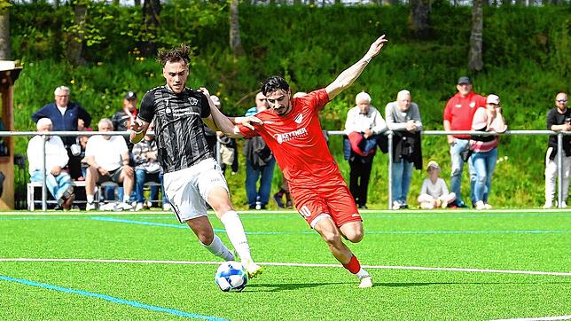 Moritz Eckert (VfR Stockach, links) im Zweikampf mit Batuhan Bak (FC Pfaffenweiler).