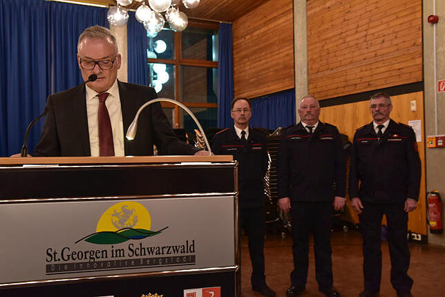 Bürgermeister Michael Rieger dankt den Feuerwehrmitgliedern für ihren selbstlosen Einsatz rund um die Uhr. Hinten von links Anton ...