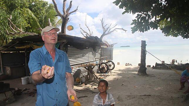 ARD-Wettermann Sven Plöger auf Tuvalu-Atoll Funafala.