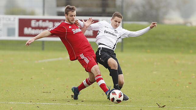 Der Grafenhausener Silvan Aselmann (links) kämpft mit dem Aasener Lukas Hall um den Ball. Das Aufsteiger-Duell endete mit einem ...