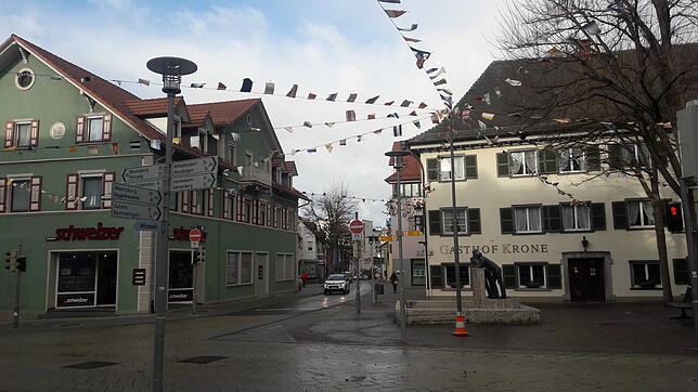 Die Fasnetsfähnle trotzen dem Sturmtief „Sabine“, das am Montagvormittag über Markdorf zieht.