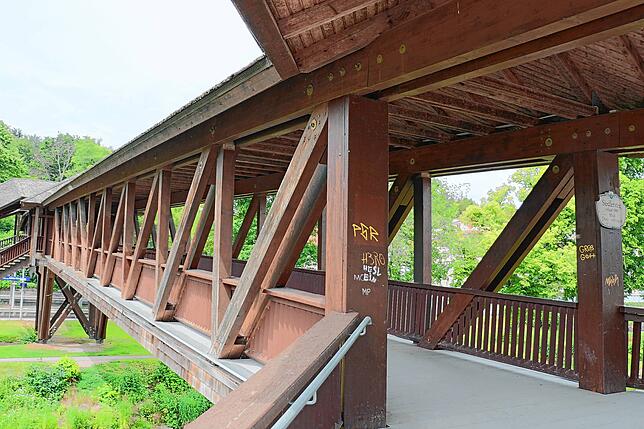 Der Siedlersteg überspannt Brigach und Bahngleise. Ab 23. Juni finden an der Holzbrücke Sanierungsmaßnahmen statt.
