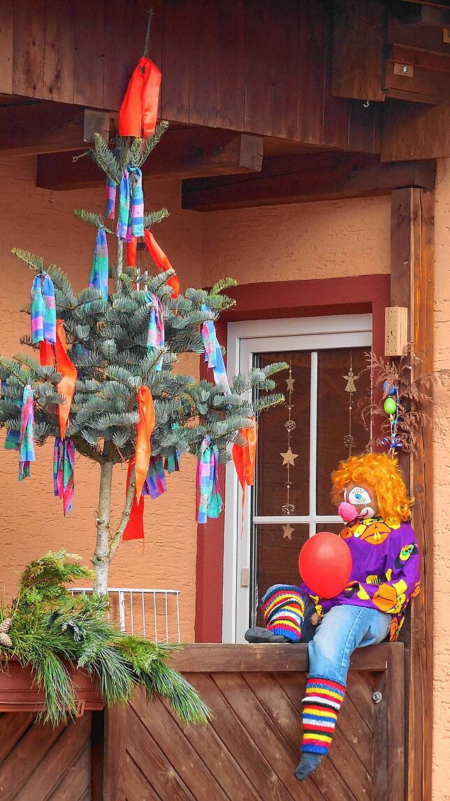 Auch Kurt Elsner und seine Familie feiern Fasnacht dahom und haben dafür ihren Christbaum an Lichtmess umdekoriert und eine Clownpuppe ...