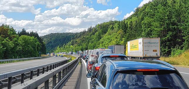 Viel Geduld brauchen die Verkehrsteilnehmer. Der Stau zieht sich die Engener Steige hoch.