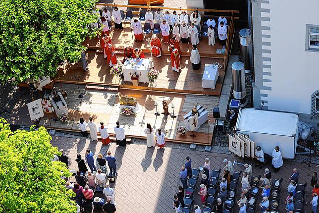Bild 4: Bilder vom Hochamt des Radolfzeller Hausherrenfestes auf dem Marktplatz
