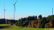 Die Haseler Windräder während der Bauphase.