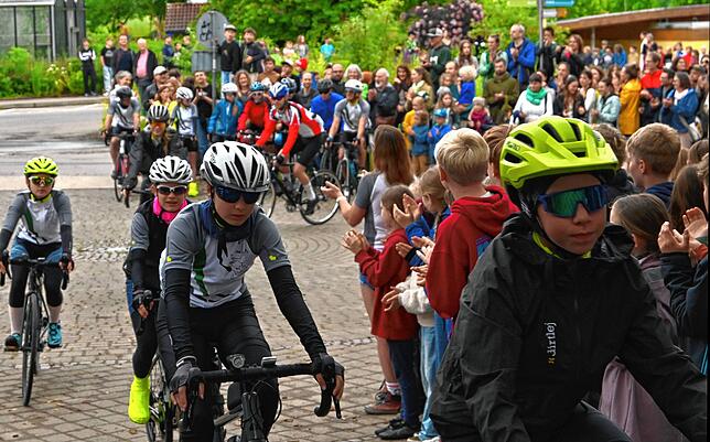 Unter dem Applaus und Jubel von Eltern, Lehrern und der anderen Klassen brechen die Siebtklässler zur Fahrt nach Lauro auf. Da die Tour ...