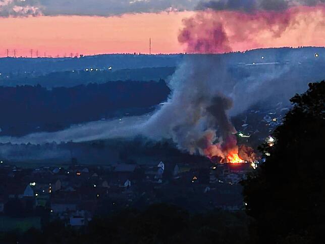 Drohnenaufnahme vom Großbrand in Luttingen am Sonntag, 10. August 2025.