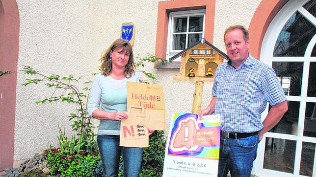 Für die zwei Nachhaltigkeitstage am Freitag und Samstag, 3. und 4. Juni, werben Iris Hasenfratz und Stadtmarketingleiter Karlheinz ...