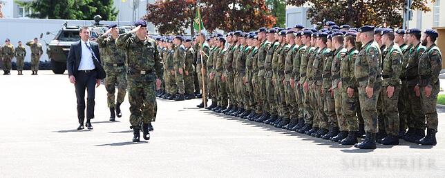 Der Kommandeur Alexander Stühmer schreitet mit Oberbürgermeister Erik Pauly ein letztes Mal alle Kompanie des Jägerbataillons 292 ab.