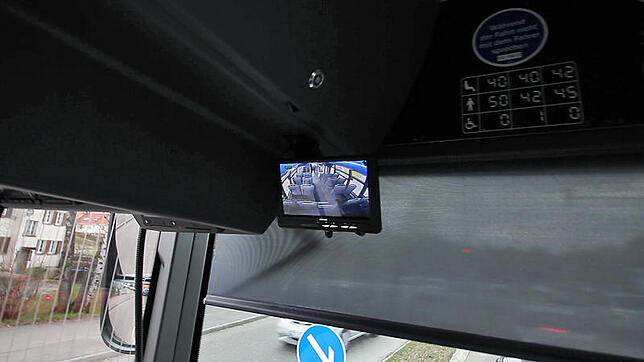 Ein Monitor über dem Lenkrad gewährt dem Fahrer einen Blick in den Fahrgastraum. Die Anzeige wechselt automatisch die Perspektive. Sie ...
