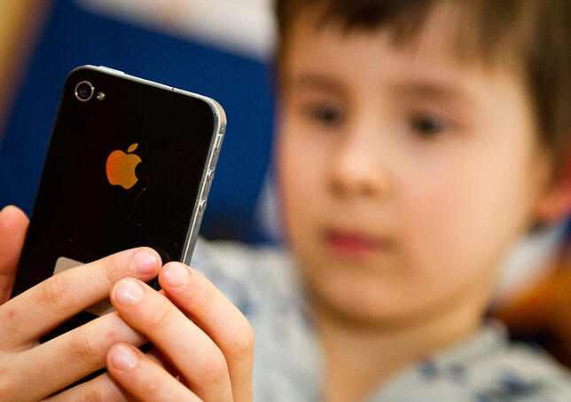 Kinder brauchen Anleitung, wenn sie mit dem Smartphone in Kontakt kommen. Hier sind die Eltern gefordert.