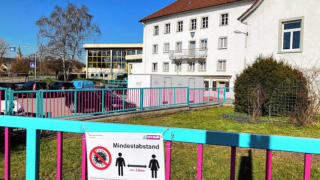 Drei Toiletten-Wagen hat das Unternehmen Straub Verpackungen aufgestellt, damit LKW-Fahrer die Möglichkeit haben, sich frisch zu machen.