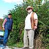 Anwohner Werner Tholey (links) und Stadtrat Hermann Zorbach stehen vor der wuchernden Grünfläche an der Straße &bdquo;Im Winkel&ldquo;. ...