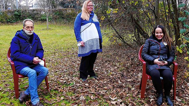 Eine richtige Gartenmöbel-Ausstattung ist der Wunsch der sieben Bewohner der Woge-WG. Eine von ihnen ist Claudia Gnädinger (Mitte). Die ...