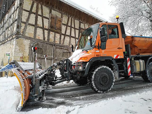 Winterdienst mit Räumfahrzeug in der Gemeinde Mühlingen. Hier sorgt Peter Traber auf der Gehöftstraße bei Hecheln für das Durchkommen ...