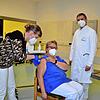 Betriebsärztin Dr. Sabine Hempel impft Ärztin Sabine Schollmeyer gegen das Corona-Virus. Die Zweitimpfung erfolgt in ungefähr zwölf ...