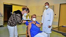 Betriebsärztin Dr. Sabine Hempel impft Ärztin Sabine Schollmeyer gegen das Corona-Virus. Die Zweitimpfung erfolgt in ungefähr zwölf ...