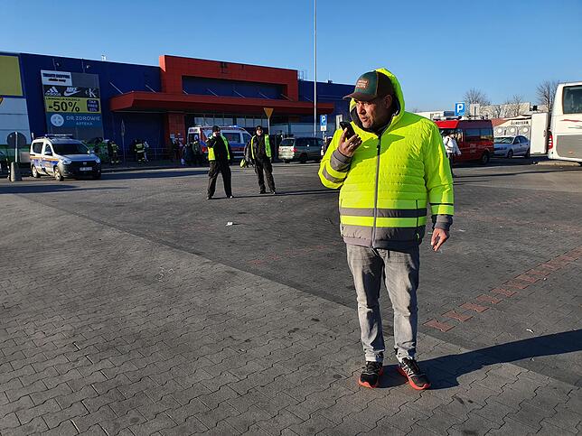 Stefan Hangarter auf dem Parkplatz vor der Flüchtlingsaufnahmestelle in Przemysl.