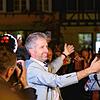 Boris Palmer dirigiert Musiker, die ihm nach geglückter Wiederwahl auf dem Tübinger Marktplatz an Ständchen bringen.