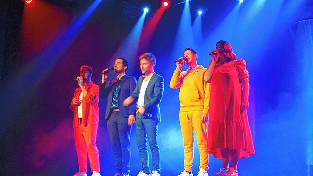 Die fünf Mitglieder der Formation Unduzo bei ihrem Auftritt im Bad Säckinger Gloria-Theater.