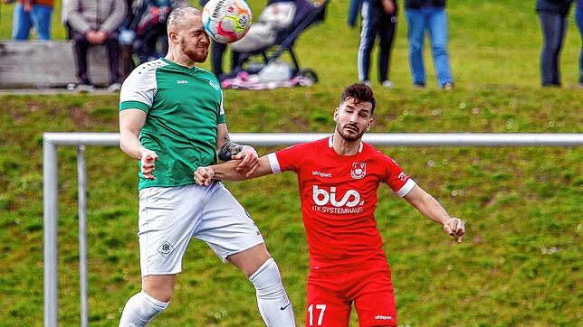 Sarikaya Devin (DJK Villingen, links) gewinnt zwar das Kopfballduell gegen Antonio Zubcic, das Spiel geht jedoch 2:0 zugunsten des SV ...