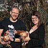 Alexander Peters und Cindy Krischel mit Hühnern auf dem Arm. Das Bild stammt aus dem November 2024.