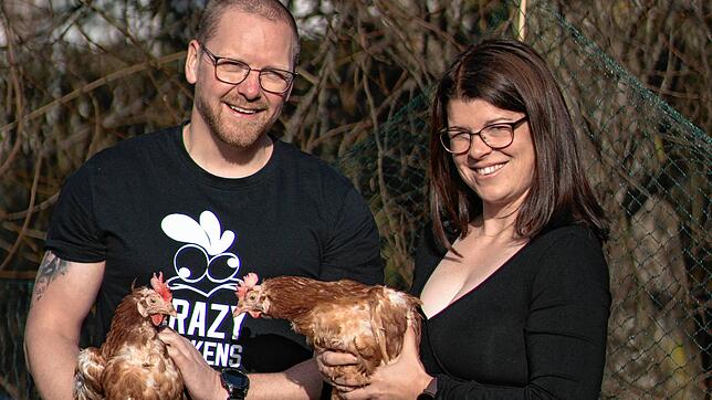 Alexander Peters und Cindy Krischel mit Hühnern auf dem Arm. Das Bild stammt aus dem November 2024.