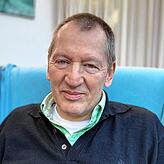 Martin Hummel ist Facharzt für Gynäkologie. Auch mit 70 Jahren praktiziert er weiter.