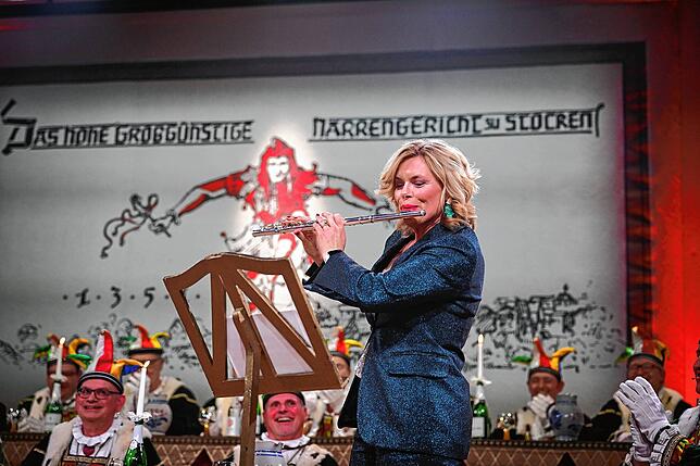 Die rheinland-pfälzische CDU-Politikerin Julia Klöckner spielt vor dem Narrengericht Stockach auf ihrer Querflöte.