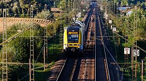 Die Rheintalbahn ist eine wichtige Pendlerstrecke. Während des Berufsverkehrs kam es zu Einschränkungen. (Symbolbild)