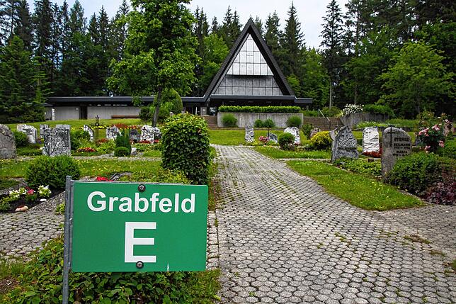 Im Hintergrund ist die Kapelle des St. Georgener Waldfriedhofs zu sehen.