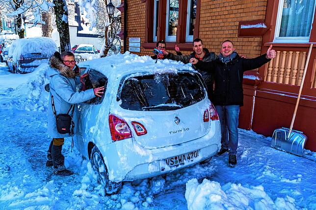 Sieglinde Bantle hat ihr Auto unter dem großen Schneeberg fast nicht mehr gefunden. Ihre Nachbarn (vlnr.) Matteo, Antonio und Daniele ...
