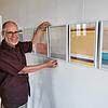 Bernd Salfner hängt Aquarelle an eine Wand in den Schwarzenbergsälen im Schloss Tiengen. Unter dem Titel &bdquo;Traumbilder&ldquo; zeigt ...